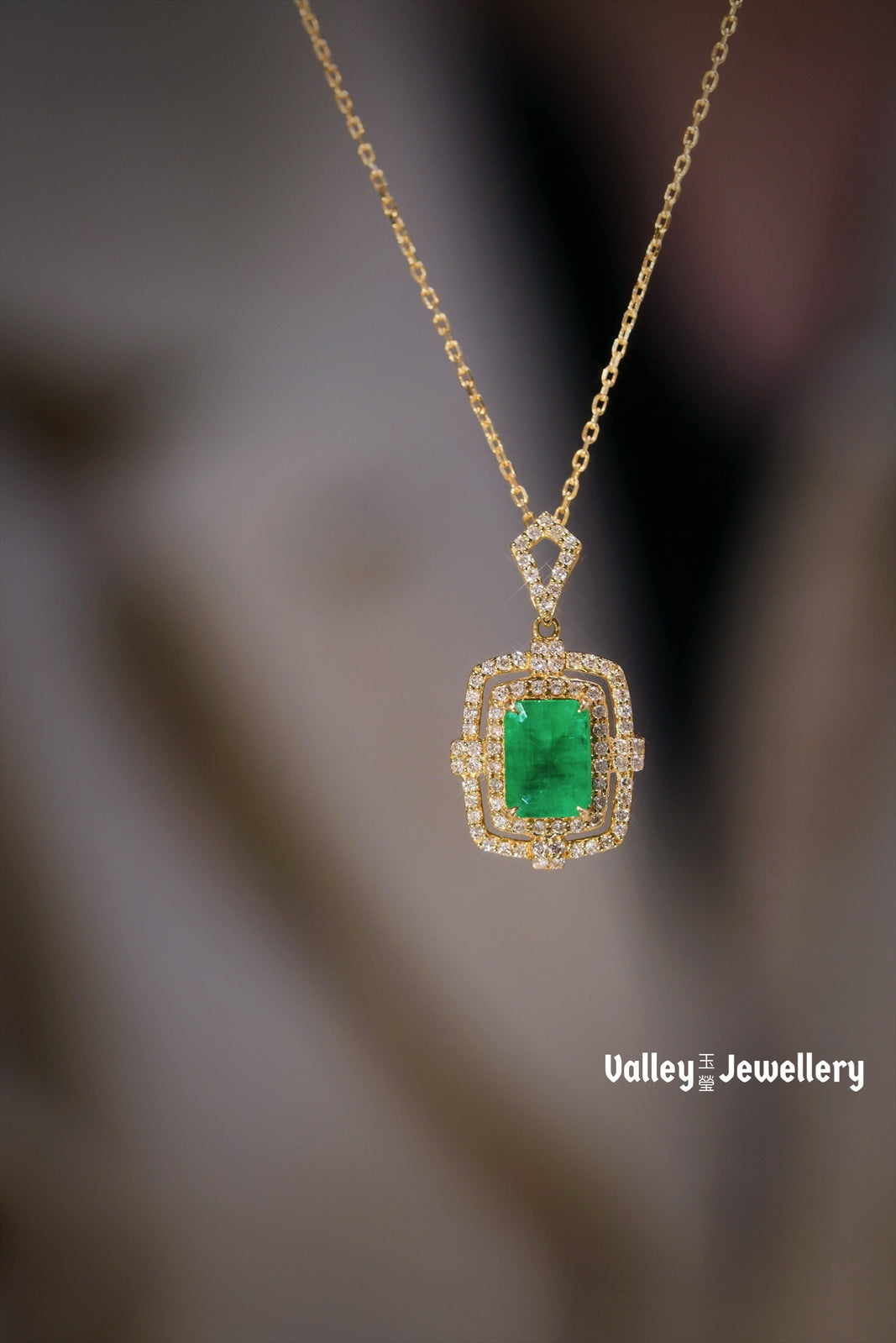 18K Sparkling Emerald Necklace