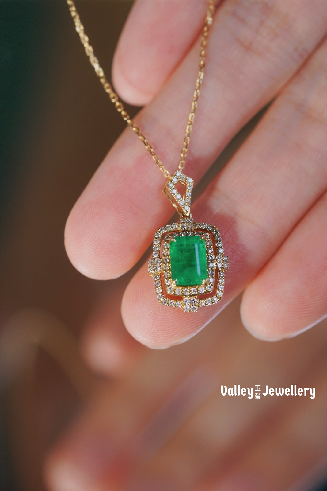 18K Sparkling Emerald Necklace