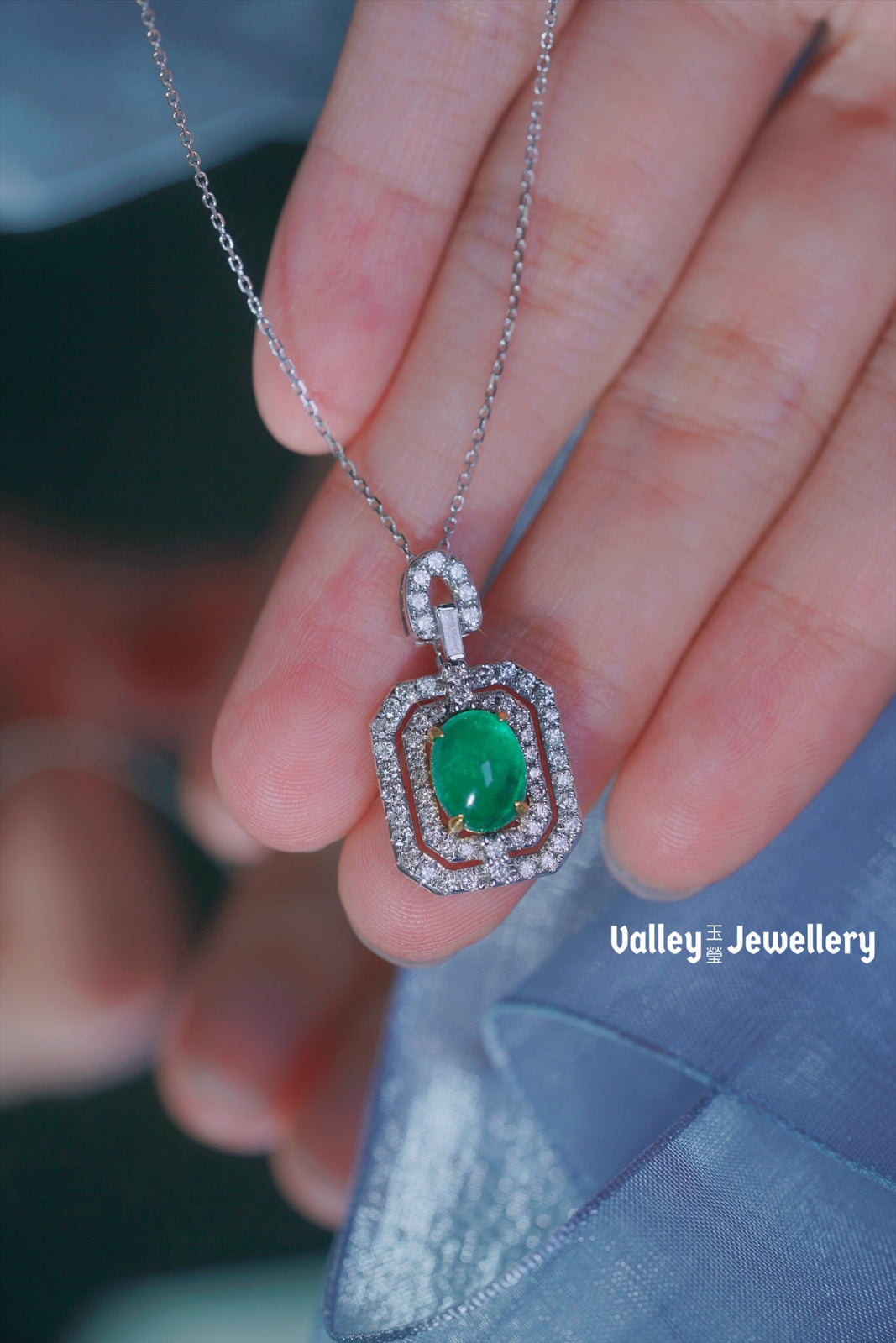 18K Sparkling Emerald Necklace