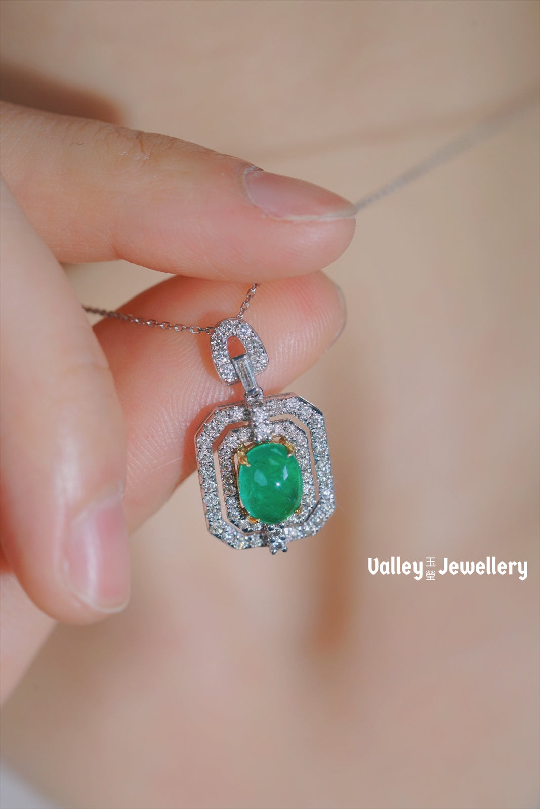 18K Sparkling Emerald Necklace