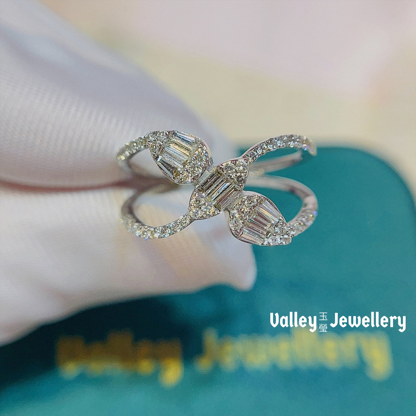 18K Sparkling Diamond Ring