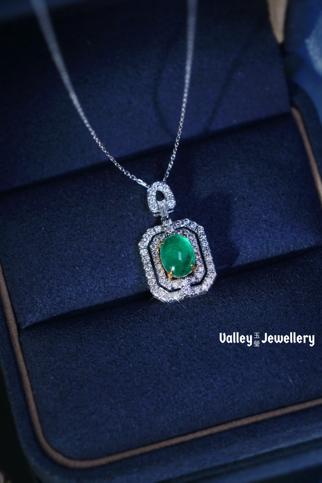 18K Sparkling Emerald Necklace