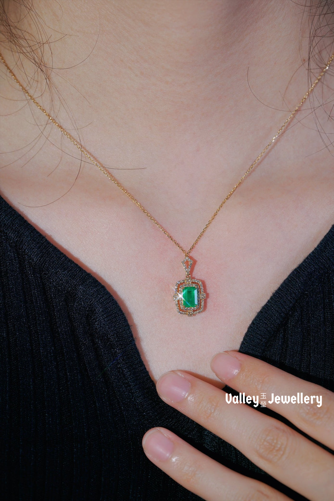 18K Sparkling Emerald Necklace